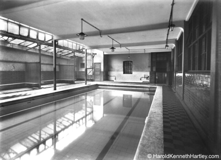 The very uninviting pool.
